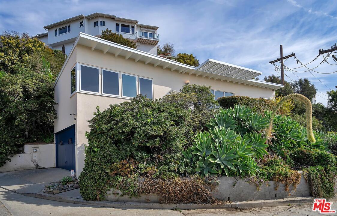 17447 Castellemmare Dr, Pacific Palisades
